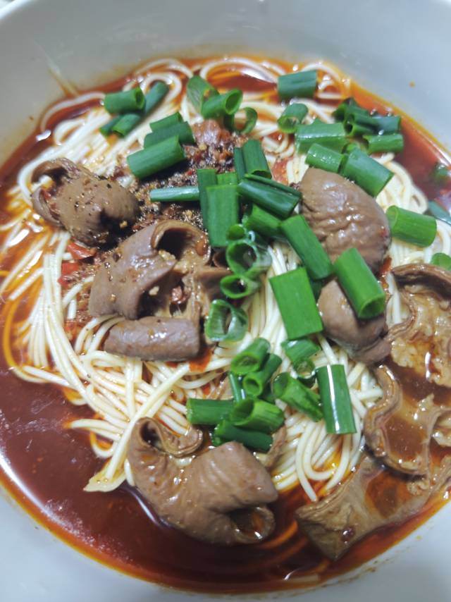 今日午餐:一碗家常肥肠面